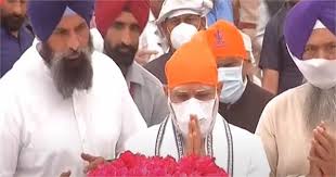 ਪ੍ਰਧਾਨ ਮੰਤਰੀ ਨਰਿੰਦਰ ਮੋਦੀ ਪ੍ਰਕਾਸ਼ ਸਿੰਘ ਬਾਦਲ ਦੇ ਅੰਤਿਮ ਦਰਸ਼ਨਾਂ ਲਈ ਪਹੁੰਚੇ , ਦਿੱਤੀ ਸ਼ਰਧਾਂਜਲੀ