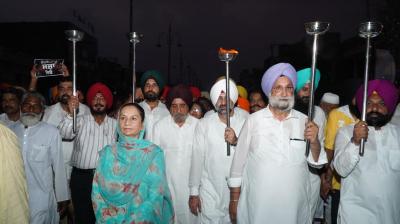 ਗੁਰਦਾਸਪੁਰ ਵਿਚ ਮਨੀਪੁਰ ਪੀੜਤਾਂ ਦੇ ਸਮਰਥਨ ਚ ਪੰਜਾਬ ਕਾਂਗਰਸ ਨੇ ਕੱਢਿਆ ਕੈਂਡਲ ਮਾਰਚ