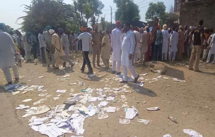 ਮੋਗਾ ''ਚ ਨਾਮਜ਼ਦਗੀ ਕੇਂਦਰ ਦੇ ਬਾਹਰ ਗੋਲੀਆਂ ਚੱਲੀਆਂ ਤੇ ਉਮੀਦਵਾਰਾਂ ਦੀਆਂ ਫਾਈਲਾਂ ਵੀ ਪਾੜਿਆ ਗਈਆਂ 