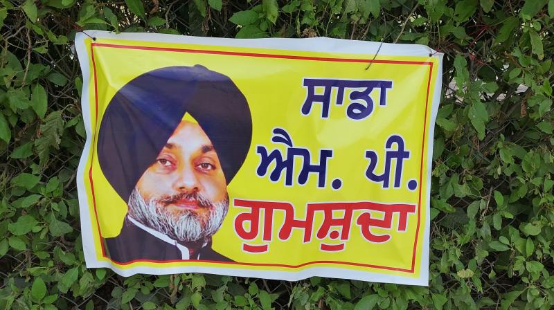 ਫ਼ਿਰੋਜ਼ਪੁਰ ''ਚ ਸਾਂਸਦ ਸੁਖਬੀਰ ਸਿੰਘ ਬਾਦਲ ਦੀ ਗੁੰਮਸ਼ੁਦਗੀ ਦੇ ਪੋਸਟਰ ਲੱਗੇ।
