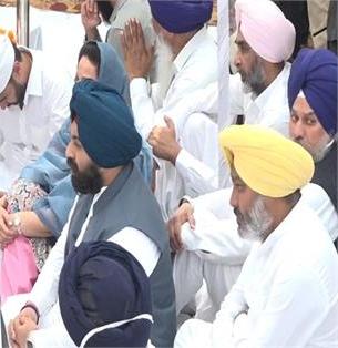 ਪੁੱਜ ਰਹੇ ਆਗੂ ਸਿਆਸਤ ਦੇ ਬਾਬਾ ਬੋਹੜ ਦੇ ਅੰਤਿਮ ਦਰਸ਼ਨਾਂ ਲਈ। 