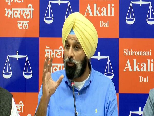 100 ਕਰੋੜ ਦੀ ਸਾਈਬਰ ਧੋਖਾਧੜੀ ਮਾਮਲੇ ''ਚ ਮਜੀਠੀਆ ਵੱਲੋਂ CBI ਜਾਂਚ ਦੀ ਮੰਗ