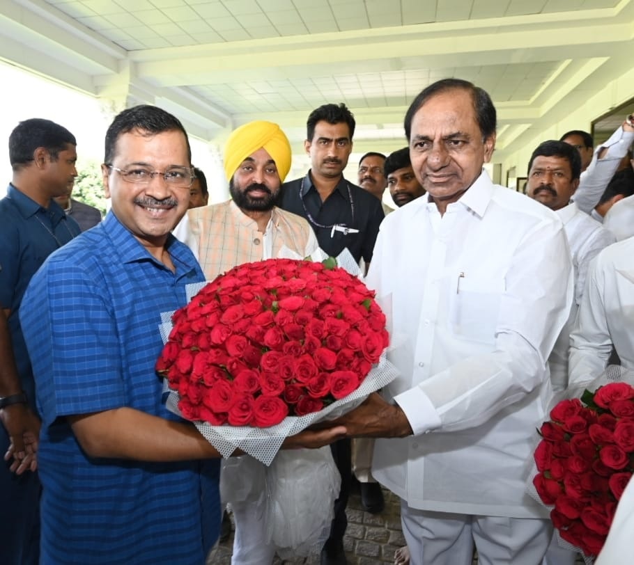 ਤੇਲੰਗਾਨਾ ਦੇ CM ਚੰਦਰਸ਼ੇਖਰ ਨਾਲ ਕੇਜਰੀਵਾਲ ਨੇ ਕੀਤੀ ਮੁਲਾਕਾਤ,ਮੰਗਿਆ ਕੇਂਦਰ ਦੇ ਆਰਡੀਨੈਂਸ ਖ਼ਿਲਾਫ਼ ਸਮਰਥਨ