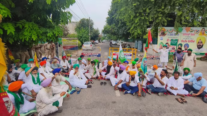 ਹੜ੍ਹਾਂ ਦੇ ਮੁਆਵਜ਼ੇ ਨੂੰ ਲੈ ਕੇ ਸੜਕਾਂ ‘ਤੇ ਉਤਰੇ ਕਿਸਾਨ,ਚੰਡੀਗੜ੍ਹ-ਮੋਹਾਲੀ ਬਾਰਡਰ ਸੀਲ, ਪੁਲਿਸ ਨੇ ਕੀਤੀ ਨਾਕੇਬੰਦੀ