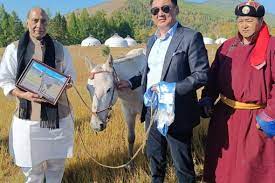 ਰੱਖਿਆ ਮੰਤਰੀ ਰਾਜਨਾਥ ਸਿੰਘ ਨੂੰ ਮੰਗੋਲੀਆ ਦੇ ਰਾਸ਼ਟਰਪਤੀ ਨੇ ਤੋਹਫ਼ੇ ''ਚ ਦਿੱਤਾ ''ਤੇਜਸ''