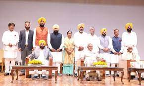 ਪੰਜਾਬ ਵਿੱਚ ਮੰਤਰੀਆਂ ਨੂੰ ਵਿਭਾਗਾਂ ਦੀ ਵੰਡ: ਜੌੜਾਮਾਜਰਾ ਨੂੰ ਨਵਾਂ ਸਿਹਤ ਮੰਤਰੀ, ਨਿੱਝਰ ਨੂੰ ਸਥਾਨਕ ਸਰਕਾਰ; ਮੀਤ ਹੇਅਰ ਦੀ ਥਾਂ ਹਰਜੋਤ ਬੈਂਸ ਬਣੇ ਨਵੇਂ ਸਿੱਖਿਆ ਮੰਤਰੀ।