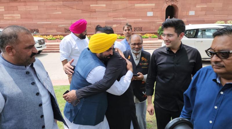 MP ਸੰਜੇ ਸਿੰਘ ਨੂੰ ਮਿਲਣ ਪਹੁੰਚੇ ਮੁੱਖ ਮੰਤਰੀ ਭਗਵੰਤ ਮਾਨ; ਕਿਹਾ, “ਮਣੀਪੁਰ ਵਿਚ ਲੱਗਣਾ ਚਾਹੀਦਾ ਰਾਸ਼ਟਰਪਤੀ ਸ਼ਾਸਨ”
