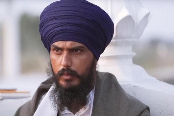 ਅੰਮ੍ਰਿਤਪਾਲ ਦੇ ‘ਪੋਸਟਰ’ ਲੱਗੇ ਪੰਜਾਬ ਦੇ ਸਰਹੱਦੀ ਜ਼ਿਲ੍ਹੇ ''ਚ , 18 ਮਾਰਚ ਤੋਂ ਹੈ ਅੰਮ੍ਰਿਤਪਾਲ ਫ਼ਰਾਰ। 
