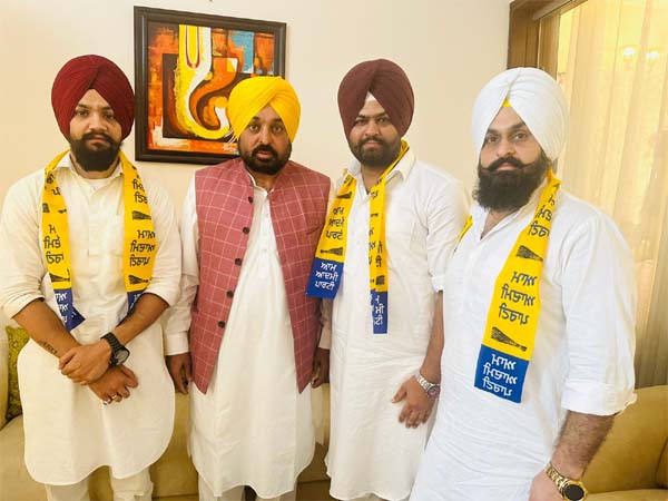 ਅਕਾਲੀ ਦਲ ਨੂੰ ਜਲੰਧਰ ''ਚ ਝਟਕਾ,ਮੁੱਖ ਮੰਤਰੀ ਮਾਨ ਨੇ ਅਕਾਲੀ ਦਲ ਦੇ ਸੀਨੀਅਰ ਆਗੂ ਸਮੇਤ ਦੋ ਲੀਡਰਾਂ ਨੂੰ ''ਆਪ'' ਚ ਕੀਤਾ ਸ਼ਾਮਲ