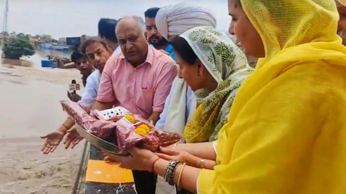 ਹੜ੍ਹਾਂ ਦੀ ਮਾਰ ਤੋਂ ਪਟਿਆਲਾ ਨੂੰ ਬਚਾਉਣ ਲਈ ਕੈਪਟਨ ਦੀ ਪਤਨੀ ਪ੍ਰਨੀਤ ਕੌਰ ਨੇ ਵੱਡੀ ਨਦੀ ’ਚ ਚੜ੍ਹਾਇਆ ਸੋਨੇ ਦੀ ਨੱਥ ਤੇ ਚੂੜਾ