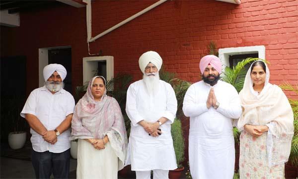 ਡੇਰਾ ਬਿਆਸ ਮੁਖੀ ਗੁਰਿੰਦਰ ਸਿੰਘ ਢਿੱਲੋਂ ਪਹੁੰਚੇ ਮੰਤਰੀ ਹਰਜੋਤ ਬੈਂਸ ਦੀ ਰਿਹਾਇਸ਼ ''ਤੇ,ਪਰਿਵਾਰ ਨੇ ਲਿਆ ਅਸ਼ੀਰਵਾਦ