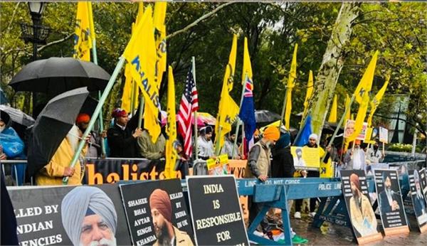 ਖਾਲਿਸਤਾਨੀਆਂ ਦਾ ਕੈਨੇਡਾ ’ਚ ਭਾਰਤੀ ਦੂਤਘਰ ਦੇ ਸਾਹਮਣੇ ਪ੍ਰਦਰਸ਼ਨ, ਤਿਰੰਗੇ ਦਾ ਵੀ ਕੀਤਾ ਅਪਮਾਨ।