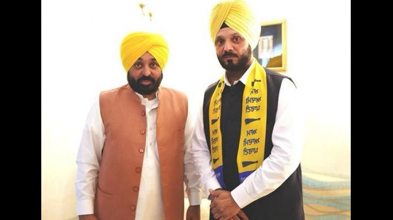 ਭਾਜਪਾ ਆਗੂ ਅਤੇ ਸਾਬਕਾ ਵਿਧਾਇਕ ਸੁਖਪਾਲ ਸਿੰਘ ਨੰਨੂ ਮੁੱਖ ਮੰਤਰੀ ਭਗਵੰਤ ਮਾਨ ਦੀ ਮੌਜੂਦਗੀ ''ਚ ''ਆਪ'' ''ਚ ਹੋਏ ਸ਼ਾਮਲ