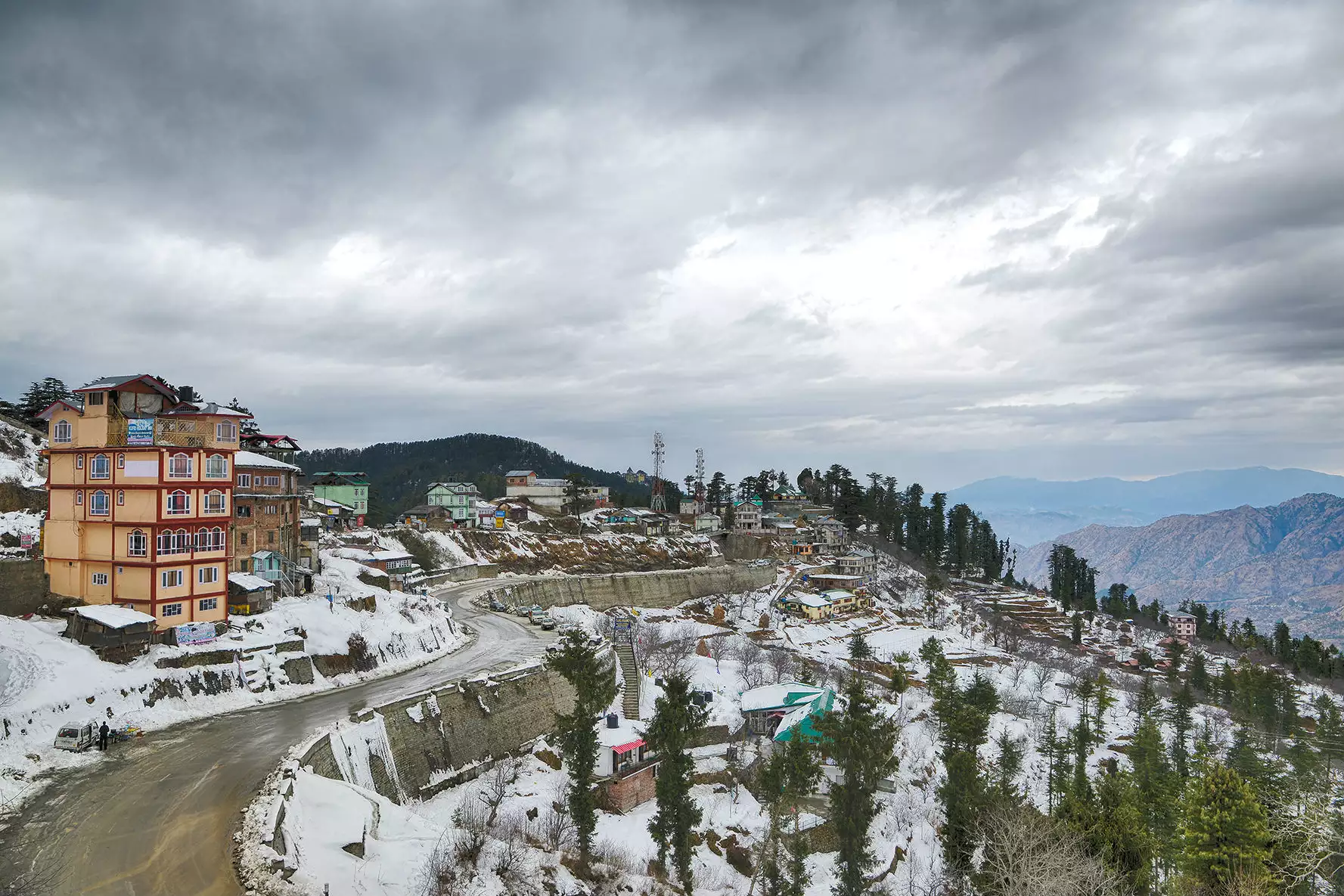 ਡਲਹੌਜ਼ੀ ਬਰਫ਼ਬਾਰੀ ਵੇਖਣ ਗਏ 3 ਪੰਜਾਬੀ ਨੌਜਵਾਨ, ਇਕ ਨੇ ਗੁਆਈ ਜਾਨ। 