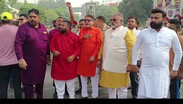 ਸ਼ਿਵ ਸੈਨਾ ਦਾ ਗੁੱਸਾ ਫੁਟਿਆ ਸੁਧੀਰ ਸੂਰੀ ਦੇ ਕਤਲ ਮਗਰੋਂ,ਸਮਰਥਕਾਂ ਨੇ ਕਿਹਾ ਸਰਕਾਰ ਦੀ ਪਲਾਨਿੰਗ ਨਾਲ ਹੋਇਆ ਕਤਲ। 