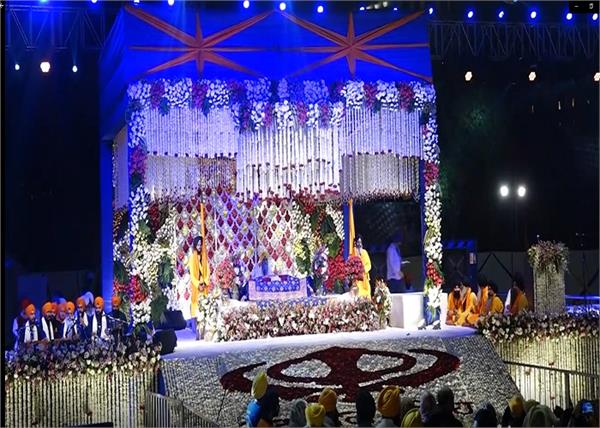 ਦਿੱਲੀ ਫਤਿਹ ਦਿਵਸ ਦੀ ਲਾਲ ਕਿਲ੍ਹਾ ਮੈਦਾਨ ''ਚ ਹੋਈ ਸ਼ੁਰੂਆਤ, ਸ਼ਬਦ ਕੀਰਤਨ ਸਰਵਣ ਕਰ ਨਿਹਾਲ ਹੋਈਆਂ ਸੰਗਤਾਂ। 