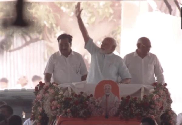 ਸੂਰਤ ’ਚ ਕੀਤਾ ਰੋਡ ਸ਼ੋਅ PM ਮੋਦੀ ਨੇ,ਲੋਕਾਂ ਦੀ ਭੀੜ ਲੱਗੀ ਸਵਾਗਤ ਲਈ। 