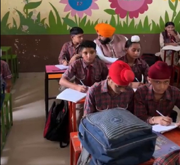 ਕੈਬਨਿਟ ਮੰਤਰੀ ਹਰਜੋਤ ਬੈਂਸ ਬਣੇ ਵਿਦਿਆਰਥੀ,ਮਿਡ-ਡੇਅ-ਮੀਲ ਦਾ ਸਵਾਦ ਵੀ ਚੱਖਿਆ। 
