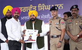ਜਲੰਧਰ ''ਚ CM ਭਗਵੰਤ ਮਾਨ PAP ਗਰਾਊਂਡ ''ਚ ਪਹੁੰਚੇ , 560 ਸਬ ਇੰਸਪੈਕਟਰਾਂ ਨੂੰ ਦਿੱਤੇ ਨਿਯੁਕਤੀ ਪੱਤਰ। 