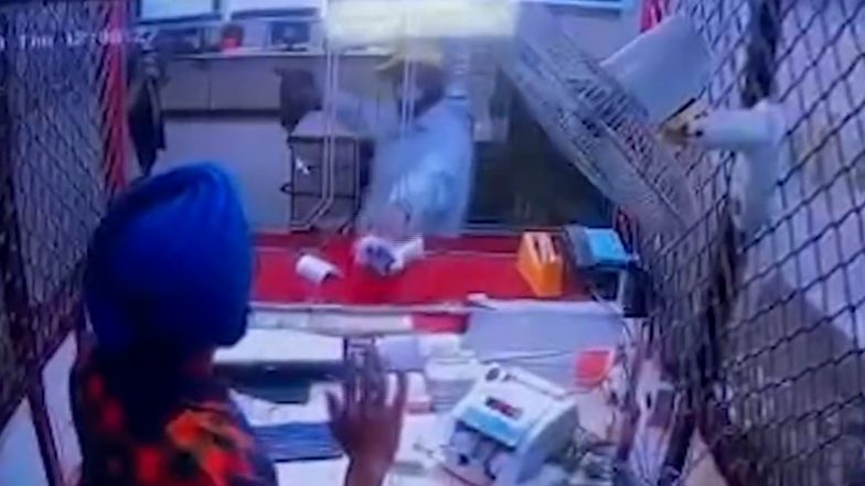 ਅੰਮ੍ਰਿਤਸਰ ਦੇ ਪੰਜਾਬ ਨੈਸ਼ਨਲ ਬੈਂਕ ''ਚ ਹੋਈ ਲੁੱਟ,ਸਟਾਫ ਤੇ ਗਾਹਕਾਂ ਨੂੰ ਬਣਾਇਆ ਬੰਧਕ