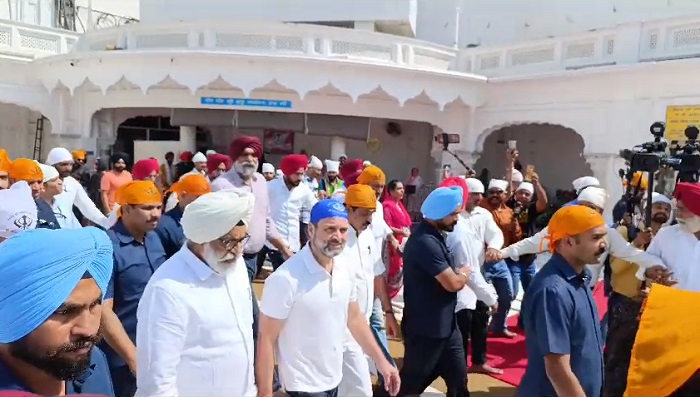 ਰਾਹੁਲ ਗਾਂਧੀ ਦੂਜੇ ਦਿਨ ਵੀ ਸੇਵਾ ਕਰਨ ਪਹੁੰਚੇ ਸ੍ਰੀ ਹਰਿਮੰਦਰ ਸਾਹਿਬ , ਲੰਗਰ ਹਾਲ ''ਚ ਕੀਤੀ ਸੇਵਾ। 