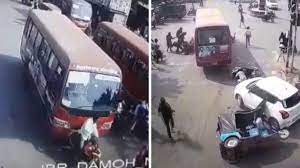 ਡਰਾਈਵਰ ਨੂੰ ਚੱਲਦੀ ਬੱਸ ''ਚ ਪਿਆ ਦਿਲ ਦਾ ਦੌਰਾ, 6 ਲੋਕਾਂ ਨੂੰ ਕੁਚੱਲਦੀ ਹੋਈ ਗਈ। 