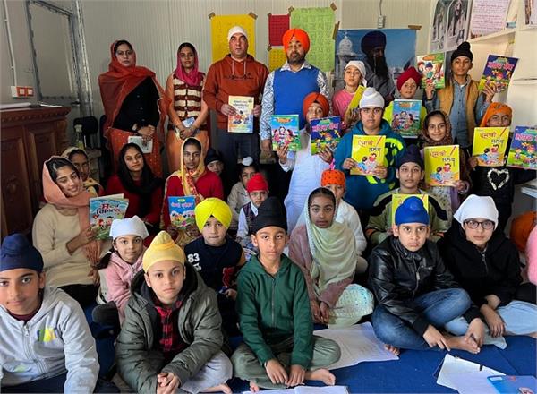  ਇਟਲੀ ''ਚ ਪੰਜਾਬੀ ਭਾਸ਼ਾ ਨੂੰ ਪ੍ਰਫੁੱਲਿਤ ਕਰਨ ਲਈ ਲਾਈਆਂ ਜਾ ਰਹੀਆਂ ਹਨ ਕਲਾਸਾਂ। 
