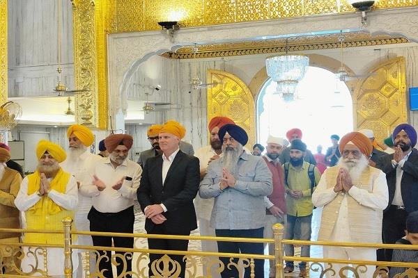  ਕੈਨੇਡਾ ਦੇ ਹਾਈ ਕਮਿਸ਼ਨਰ ਭਾਰਤ ''ਚ ਗੁਰਦੁਆਰਾ ਬੰਗਲਾ ਸਾਹਿਬ ਵਿਖੇ ਹੋਏ ਨਤਮਸਤਕ। 