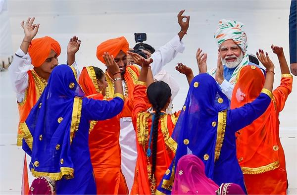 PM ਮੋਦੀ ਲਾਲ ਕਿਲ੍ਹੇ ’ਤੇ NCC ਕੈਡੇਟ ਨੂੰ ਮਿਲਣ ਪਹੁੰਚੇ , ਭੰਗੜਾ ਪਾ ਰਹੇ ਬੱਚਿਆਂ ਲਈ ਵਜਾਈਆਂ ਤਾੜੀਆਂ।