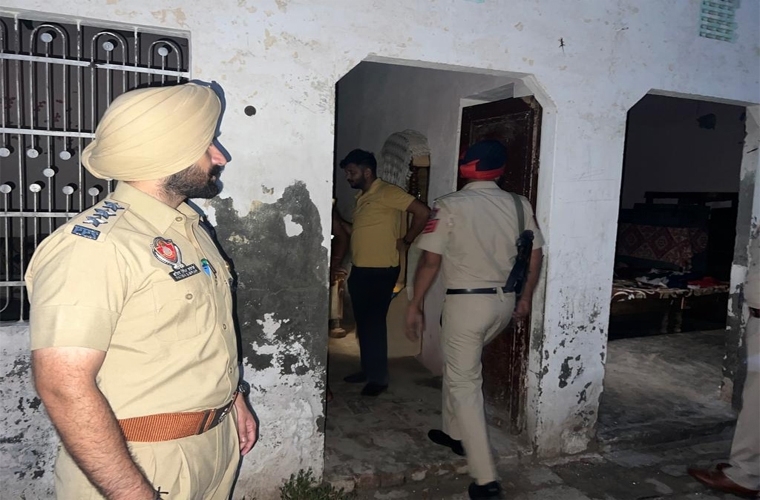 ਨਸ਼ਿਆਂ ਖਿਲਾਫ ਵੱਡੀ ਕਾਰਵਾਈ,ਵੱਡੀ ਗਿਣਤੀ ਪੁਲਸ ਨੇ ਤੜਕੇ 4 ਵਜੇ ਮਲੋਟ ਤੇ ਗਿੱਦੜਬਾਹਾ ਦੇ ਪਿੰਡਾਂ ਚ ਚਲਾਈ ਤਲਾਸ਼ੀ ਮੁਹਿੰਮ
