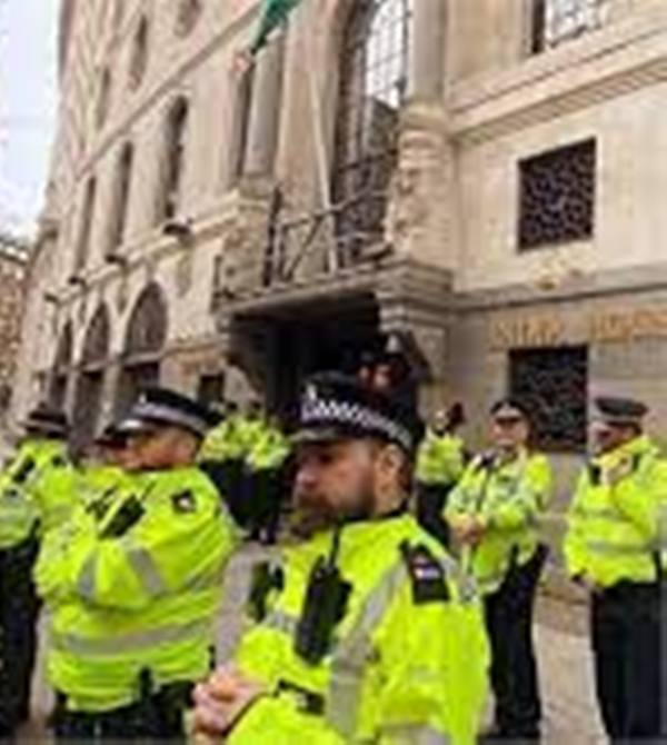  ਇੰਗਲੈਂਡ ਨੇ ਭਾਰਤ ਦੇ ਸਖ਼ਤ ਰੁਖ਼ ਮਗਰੋਂ ਇੰਡੀਆ ਹਾਊਸ ਦੀ ਸੁਰੱਖਿਆ ਲਈ ਪੁਲਸ ਤੇ ਚੌਪਰ ਕੀਤੇ ਤਾਇਨਾਤ। 