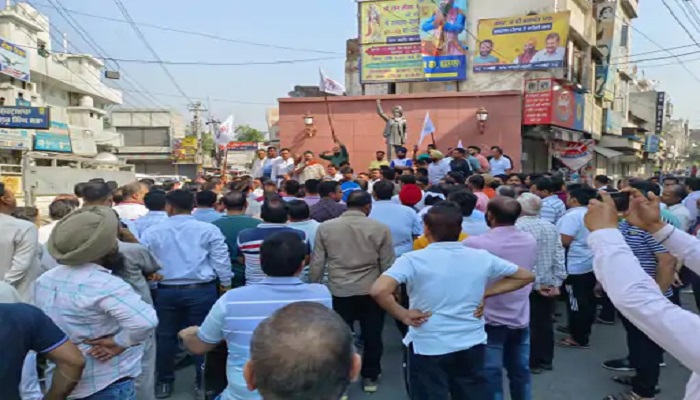 ਅੱਜ ਮੁਕੰਮਲ ਬੰਦ ਰਹੇਗਾ ਬਰਨਾਲਾ,ਕਿਸਾਨਾਂ ਨਾਲ ਝੜਪ ਮਗਰੋਂ ਵਪਾਰੀਆਂ ‘ਚ ਰੋਸ,ਦੁਕਾਨਾਂ ਬੰਦ,ਬਜ਼ਾਰ ਸੁੰਨਸਾਨ 