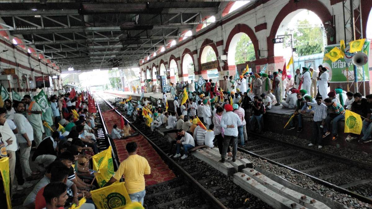 ਕਿਸਾਨਾਂ ਦੇ ਧਰਨੇ ਕਾਰਣ ਪੰਜਾਬ ਚ 5 ਟ੍ਰੇਨਾਂ ਰੱਦ , 8 ਦਾ ਸਮਾਂ ਬਦਲਿਆ 