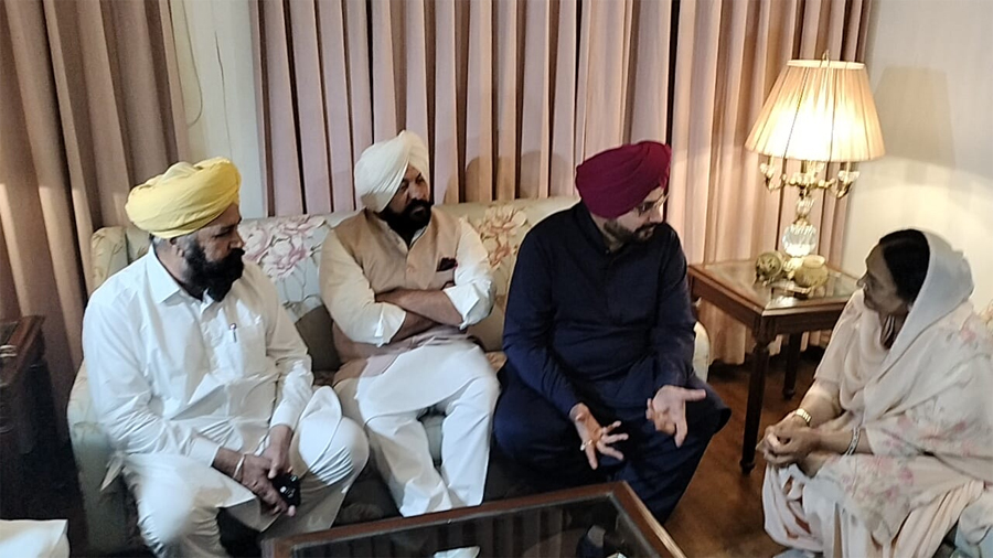 ਨਵਜੋਤ ਸਿੱਧੂ ਮਰਹੂਮ ਸੰਸਦ ਮੈਂਬਰ ਸੰਤੋਖ ਚੌਧਰੀ ਦੇ ਘਰ ਪਹੁੰਚੇ , ਪਰਿਵਾਰ ਨਾਲ ਮਿਲ ਕੇ ਕੀਤਾ ਦੁੱਖ਼ ਸਾਂਝਾ। 