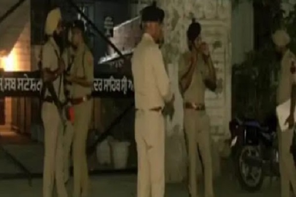 ਪੁਲਸ ਕੰਟਰੋਲ ਰੂਮ ਚ ਸ੍ਰੀ ਦਰਬਾਰ ਸਾਹਿਬ ਨੇੜੇ ਬੰਬ ਹੋਣ ਬਾਰੇ ਆਏ ਫੋਨ ਨਾਲ ਮਚਿਆ ਹੜਕੰਮ, ਪੁਲਸ ਨੇ ਨਿਹੰਗ ਸਣੇ 4 ਨਾਬਾਲਗਾਂ ਨੂੰ ਲਿਆ ਹਿਰਾਸਤ ਚ