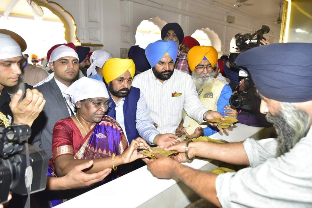 ਰਾਸ਼ਟਰਪਤੀ ਦ੍ਰੋਪਦੀ ਮੁਰਮੂ ਪਹੁੰਚੇ ਅੰਮ੍ਰਿਤਸਰ, ਸੱਚਖੰਡ ਸ਼੍ਰੀ ਹਰਿਮੰਦਰ ਸਾਹਿਬ ਹੋਏ ਨਤਮਸਤਕ 
