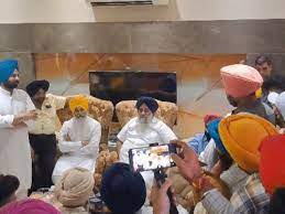 ਅਕਾਲੀ ਪ੍ਰਧਾਨ ਸੁਖਬੀਰ ਬਾਦਲ ਪਹੁੰਚੇ ਲੁਧਿਆਣਾ : ਨਿਗਮ ਚੋਣਾਂ ਦੀਆਂ ਤਿਆਰੀਆਂ ਨੂੰ ਲੈ ਕੇ ਮੀਟਿੰਗ ਕਰਦੇ ਹੋਏ ਪਹਿਲਾਂ ਸਾਬਕਾ ਕੌਂਸਲਰ ਮਨਪ੍ਰੀਤ ਦੇ ਘਰ ਗਏ। 
