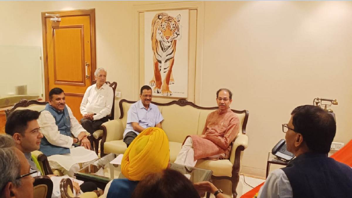 ਕੇਂਦਰ ਦੇ ਆਰਡੀਨੈਂਸ ''ਤੇ ਸਿਆਸੀ ਜੰਗ, ਊਧਵ ਠਾਕਰੇ ਨਾਲ ਕੇਜਰੀਵਾਲ ਨੇ ਕੀਤੀ ਮੁਲਾਕਾਤ,ਆਰਡੀਨੈਂਸ ਖ਼ਿਲਾਫ਼ ਸਮਰਥਨ ਦੀ ਕੀਤੀ ਮੰਗ