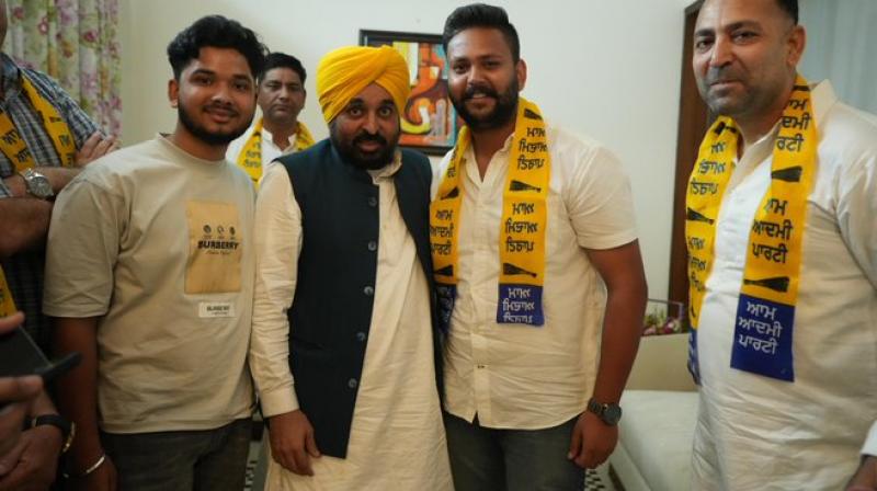 ਕਾਂਗਰਸ ਨੂੰ ਜਲੰਧਰ ''ਚ ਵੱਡਾ ਝਟਕਾ! 3 ਉੱਘੇ ਆਗੂਆਂ ਨੂੰ CM ਮਾਨ ਨੇ ''ਆਪ'' ''ਚ ਕੀਤਾ ਸ਼ਾਮਲ