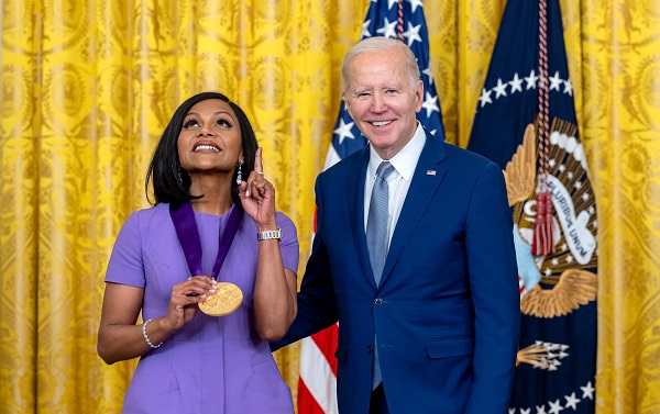 ਵੱਕਾਰੀ ''ਨੈਸ਼ਨਲ ਮੈਡਲ ਆਫ਼ ਆਰਟਸ'' ਨਾਲ ਬਾਈਡੇਨ ਨੇ ਮਿੰਡੀ ਕਲਿੰਗ ਨੂੰ ਕੀਤਾ ਸਨਮਾਨਿਤ। 