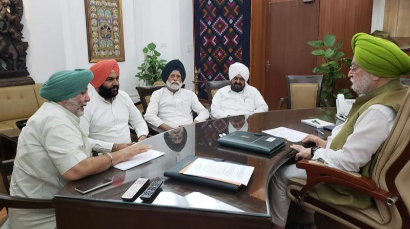 ਕੇਂਦਰੀ ਮੰਤਰੀ ਹਰਦੀਪ ਪੁਰੀ ਤੇ ਨਿਤਿਨ ਗਡਕਰੀ ਨਾਲ ਪੰਜਾਬ ਕਾਂਗਰਸ ਦੇ ਸੰਸਦ ਮੈਂਬਰਾਂ ਨੇ ਕੀਤੀ ਮੁਲਾਕਾਤ
