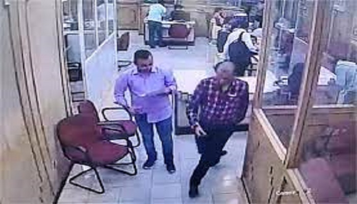 ਜਲੰਧਰ ਦੇ ਬੈਂਕ ‘ਚ 4 ਲੱਖ ਦੀ ਲੁੱਟ, ਬੈਂਕ ਮੁਲਾਜ਼ਮ ਦੱਸ ਕੇ ਬਜ਼ੁਰਗ ਕੋਲੋਂ ਕੈਸ਼ ਲੈ ਹੋਇਆ ਫ਼ਰਾਰ