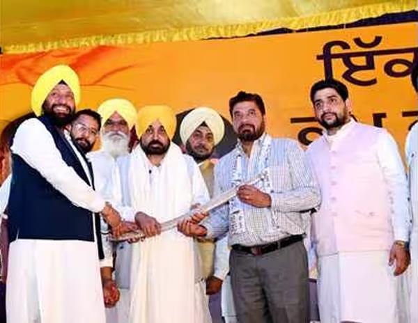  ਕਰਤਾਰਪੁਰ ''ਚ ਕਾਂਗਰਸ ਦੀ ਨੁਮਾਇੰਦਗੀ ਕਰਨ ਵਾਲੇ ਸੁਰਿੰਦਰ ਸਿੰਘ ਚੌਧਰੀ ‘ਆਪ’ ''ਚ ਸ਼ਾਮਲ ਹੋਏ। 