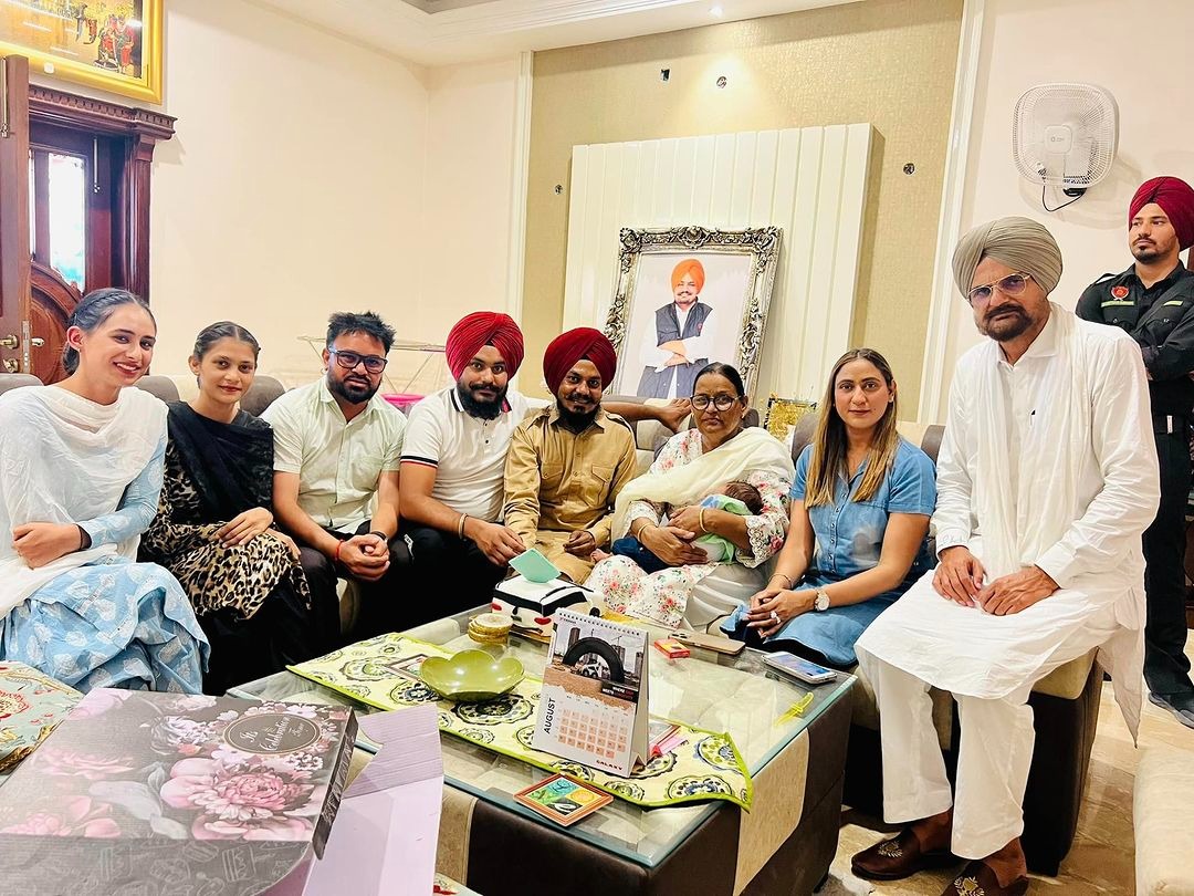 ਪਾਲ ਸਿੰਘ ਸਮਾਓਂ ਮਰਹੂਮ ਸਿੱਧੂ ਮੂਸੇਵਾਲਾ ਦੇ ਜਨਮਦਿਨ ਮੌਕੇ ਹਵੇਲੀ ਪਹੁੰਚੇ , ਨਿੱਕੇ ਸਿੱਧੂ ਤੇ ਪਰਿਵਾਰ ਨਾਲ ਕੱਟਿਆ ਕੇਕ