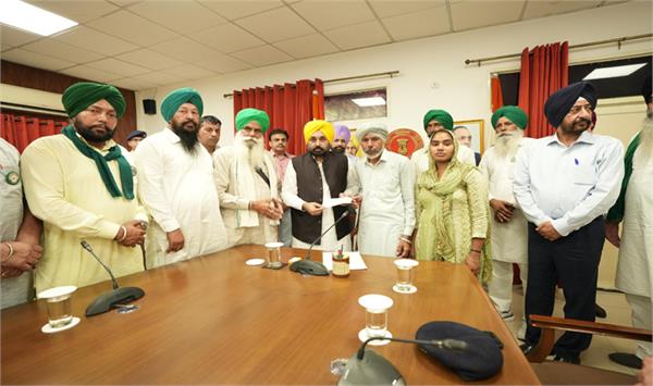  ਸ਼ੁੱਭਕਰਨ ਦੇ ਪਰਿਵਾਰ ਨੂੰ CM ਮਾਨ ਨੇ ਸੌਂਪਿਆ 1 ਕਰੋੜ ਦਾ ਚੈੱਕ, ਭੈਣ ਨੂੰ ਮਿਲੀ ਸਰਕਾਰੀ ਨੌਕਰੀ