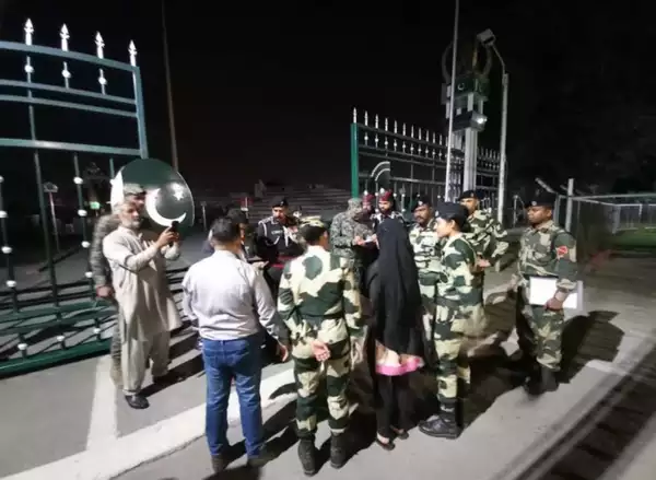 ਆਨਲਾਈਨ ਖੇਡਦਿਆਂ ਪਾਕਿਸਤਾਨੀ ਕੁੜੀ ਨੂੰ ਭਾਰਤੀ ਮੁੰਡੇ ਨਾਲ ਹੋਇਆ ਪਿਆਰ,ਨੇਪਾਲ ਰਸਤੇ ਭਾਰਤ ''ਚ ਹੋਈ ਦਾਖਲ ਵਾਪਿਸ ਪਾਕਿਸਤਾਨ ਕੀਤਾ  ਡਿਪੋਟ 