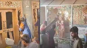 ਰਾਕੇਟ ਲਾਂਚਰ ਨਾਲ ਪਾਕਿਸਤਾਨ ''ਚ ਹਿੰਦੂ ਮੰਦਰ ''ਤੇ ਹੋਇਆ ਹਮਲਾ, ਹਿੰਦੂਆਂ ਦੇ ਘਰਾਂ ''ਤੇ ਵੀ ਹੋਈ ਅੰਨ੍ਹੇਵਾਹ ਫਾਇਰਿੰਗ। 