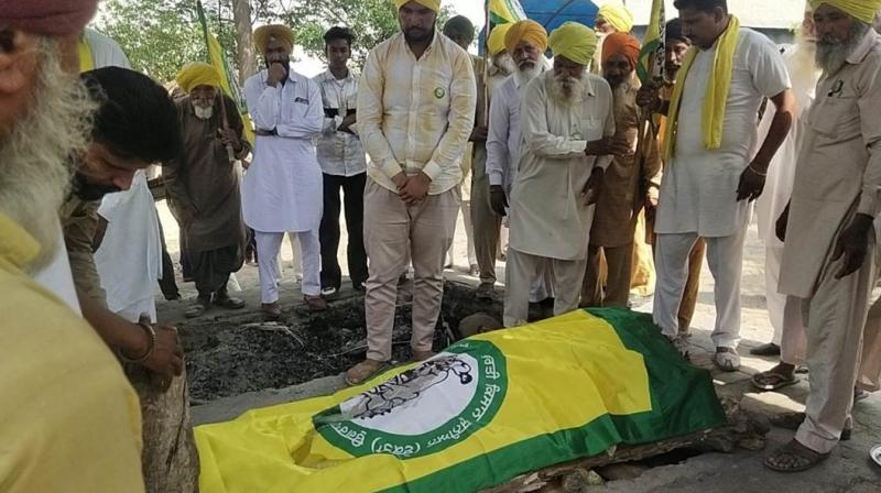 12 ਦਿਨਾਂ ਬਾਅਦ ਕਿਸਾਨੀ ਧਰਨੇ ’ਚ ਜਾਨ ਗਵਾਉਣ ਵਾਲੇ ਕਿਸਾਨ ਕਰਮਜੀਤ ਦਾ ਕੀਤਾ ਗਿਆ ਸਸਕਾਰ