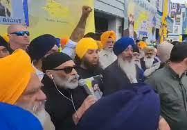  ਕੈਨੇਡਾ ''ਚ ਸਿੱਖ ਮਰਿਆਦਾ ਨੂੰ ਗੁਰਪਤਵੰਤ ਪੰਨੂ ਦੇ ਸੁਰੱਖਿਆ ਗਾਰਡਾਂ ਨੇ ਲਾਈ ਢਾਹ, ਅਰਦਾਸ ''ਚ ਨੰਗੇ ਸਿਰ ਹੋਏ ਖੜ੍ਹੇ। 