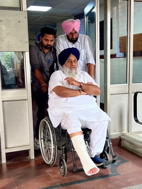 ਜਥੇਦਾਰ ਗਿਆਨੀ ਰਘਬੀਰ ਸਿੰਘ ਨਾਲ ਮੁਲਾਕਾਤ ਕਰਨ ਆਏ ਸੁਖਬੀਰ ਬਾਦਲ ਨੂੰ ਸੱਟ ਲੱਗੀ
